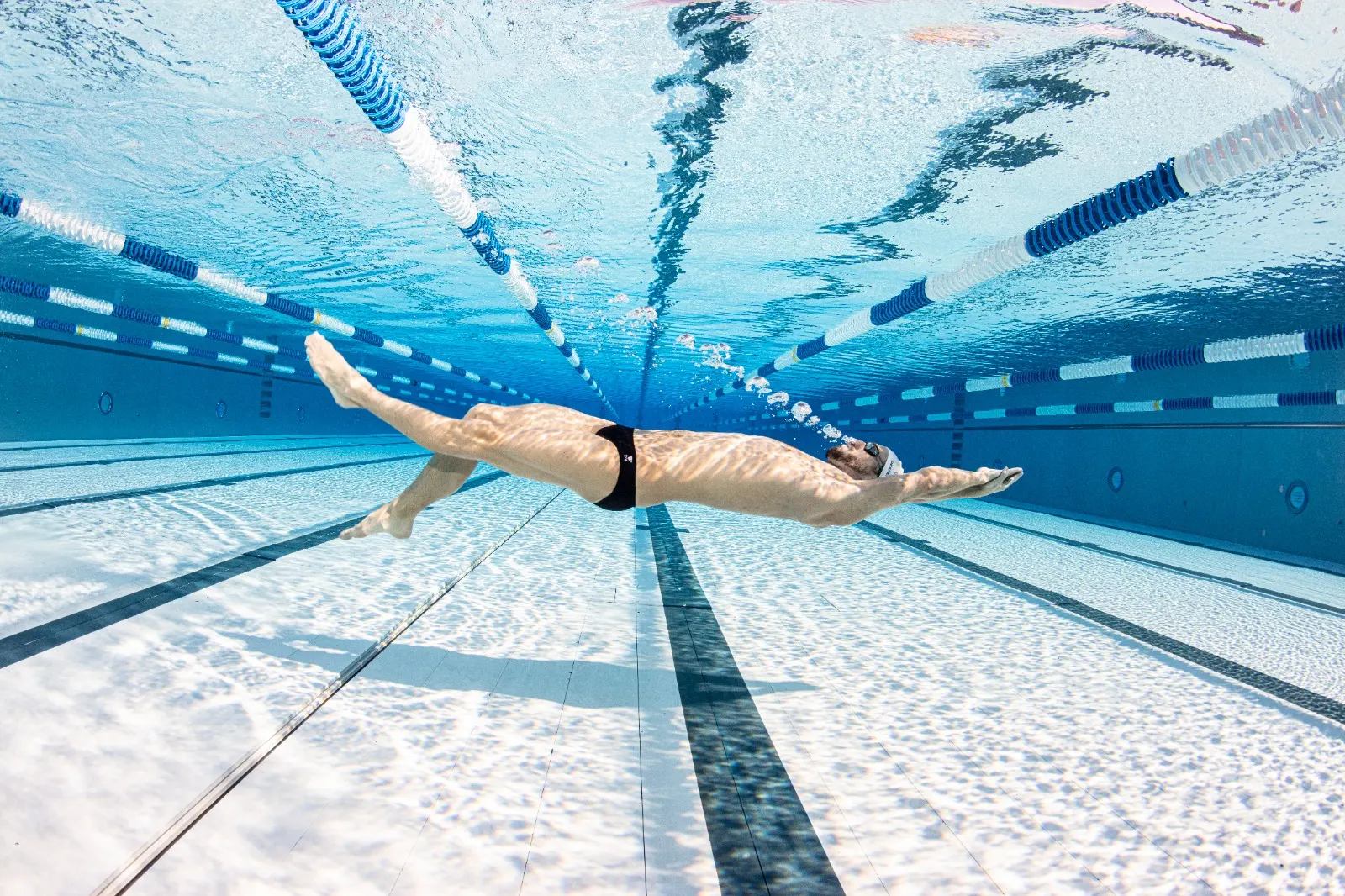 Nageur à l'entraînement sous l'eau